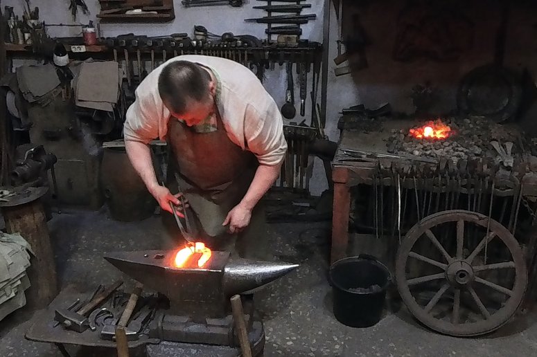 В кузнице